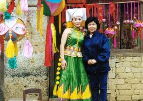 我台记者与《壮家妹》演唱者谭晶。