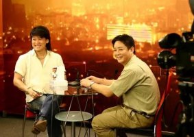 我台主持人采访著名歌手周华健。