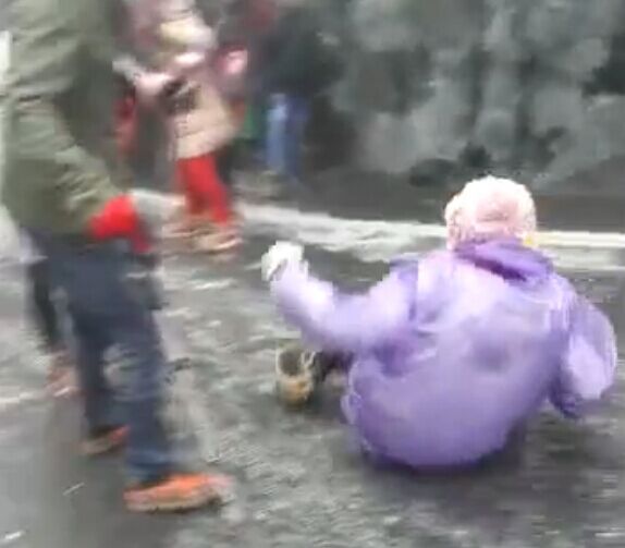 寒潮來襲 大明山道路變身“溜冰場”