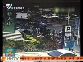 沈阳女司机开宝马冲进人群