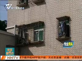 男子借厕所后裸身问：小姐，有热水吗