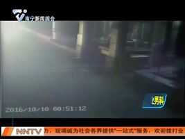 集卡挂车破墙冲入小区  17辆私家车遭损