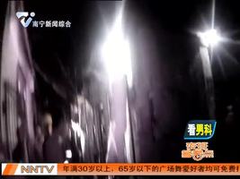 翻门回家手被刺 独“挂”铁门一小时