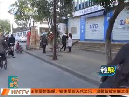 小伙当街发酒疯 纠缠花店老板娘