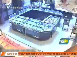 蒙面男子38秒抢数十万黄金