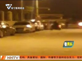骑摩托连撞十几辆汽车 停车收费员为啥这般“嚣张”