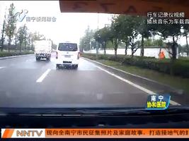 井盖松动酿事故 轿车来个底朝天