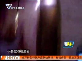 KTV电梯突发故障  多人被困男子被吓哭
