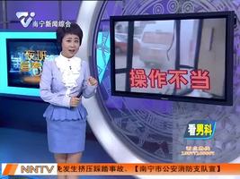 驾校车考场上演“神龙摆尾” 车辆打滑撞碎考场玻璃