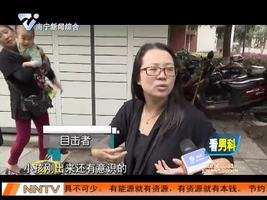 男童小区内骑车被卷入车底  众人抬车没能挽回生命