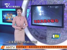 大货车占道行驶撞翻三轮车 驾驶员跳车躲过一劫