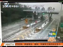 高速路出站一愣神 汽车冲上“安全岛”