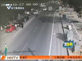 “熊孩子”骑儿童车误闯车流 交警抱回找家人