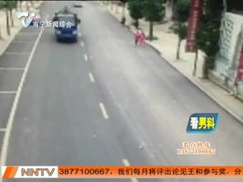 面包车偏离车道 两回家女孩一死一伤