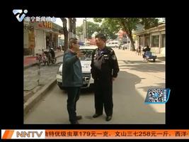 男子违停遭处罚 态度嚣张截警车