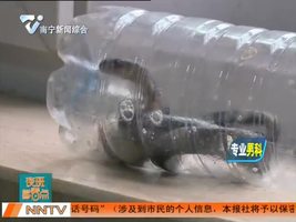 带着眼镜蛇上火车 被安检发现