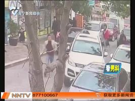 幼儿园门前  疯狂越野连撞两辆车