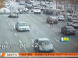 马路上有个“蜘蛛侠”