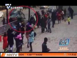 司机疑犯困  奔驰SUV冲向人群