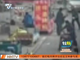 闹市街头  男子持刀行凶