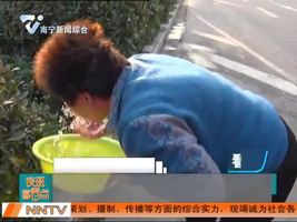 变道纠纷：女司机遭遇“辣椒水”