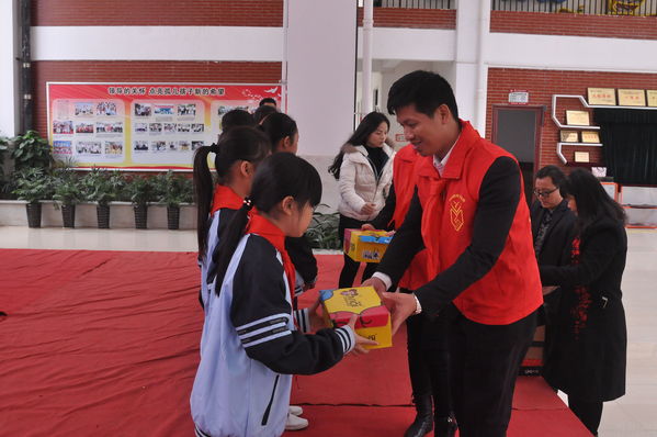 你帮我帮大家帮：157双冬鞋温暖明天学校孤儿心