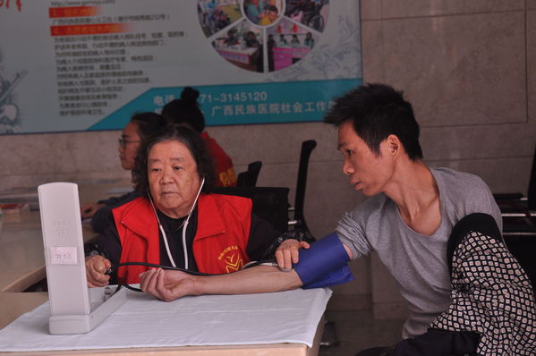 你帮我帮大家帮：医院义工社的志愿者