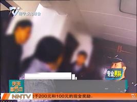 奇葩男子无钱支付房租 床底装死还玩躲“猫猫”