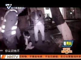 涪陵：男子醉卧街头 热心市民用腿当靠背
