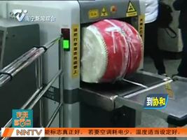 陕西：老大爷提大鼓坐地铁 大鼓卡死了安检机