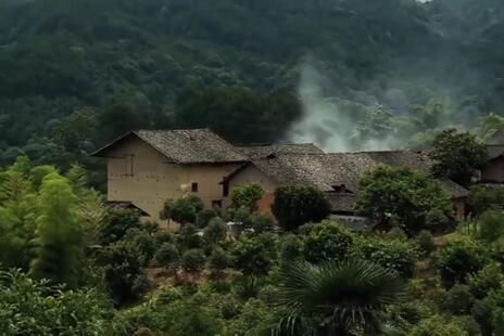 退伍軍人在桂林小縣城修路