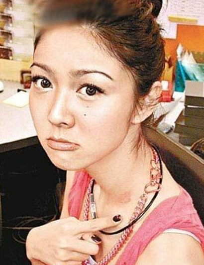 明星太激情 带吻痕到处招摇不避嫌