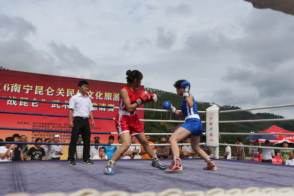 “战昆仑”武术散打赛激情上演