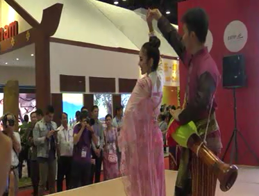 娟小编带您逛展会：泰国歌舞