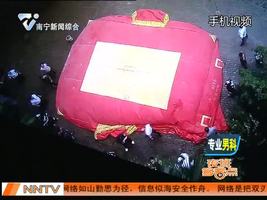 重庆:男子悬窗数小时 多亏气垫救一命