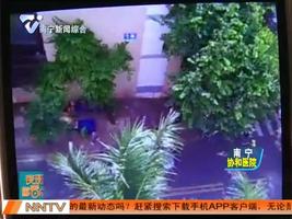 深圳男子当街剪刀捅人 一市民开宝马拦截行凶者