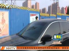 两壮汉当街上演“拳击”头被开瓢！