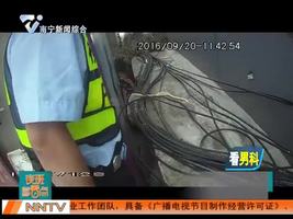 男子喝“蒙” 被卡地缝十余小时