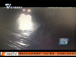 面包车挡了火车的道  上演惊心一幕