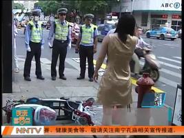 逆行奇女子  砸残电瓶车