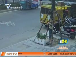 三岁幼儿骑三轮 追尾肇事揪人心