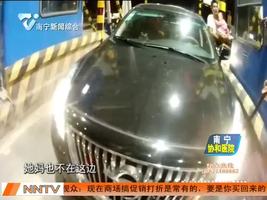 高速公路现“荒唐奶爸”   一手抱婴儿一手开车