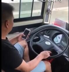 實(shí)拍南寧客運(yùn)司機(jī)開車玩手機(jī)