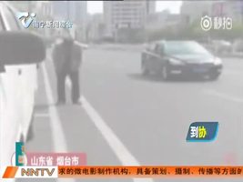 男子遇事不顺  马路上练起“蛤蟆功”