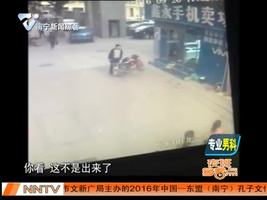 孩子被抱走  警民全城寻找小果果