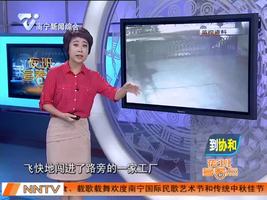 大货车变道太“野蛮” 轿车“受惊”狂撞厂门