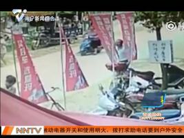 男子驾车冲入人群 监控拍下惊险一幕