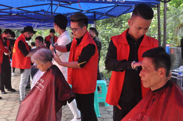 2017你帮我帮大家帮：爱心美发机构连续两年为社区居民免费理发