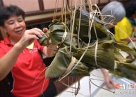 马来西亚举办丁酉端午节裹粽比赛