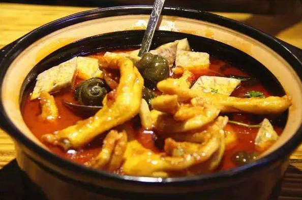 大厨教您做田螺鸭脚煲